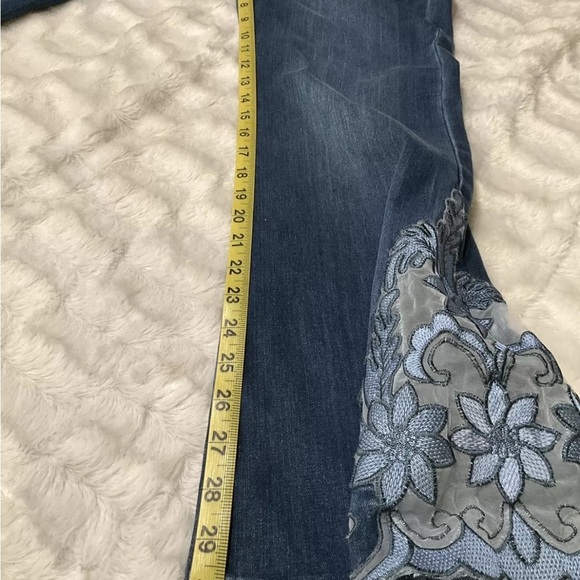 Venus Women’s Bell Bottom Jeans With Appliqué Hem Inserts Size 14 - Picture 10 of 10